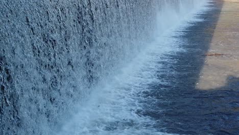 Cascada-En-Cámara-Lenta,-Cascadas,-Agua-Blanca-Del-Río-Cae-A-Un-Nivel-Inferior,-Tonos-Grises-Plateados,-Espuma