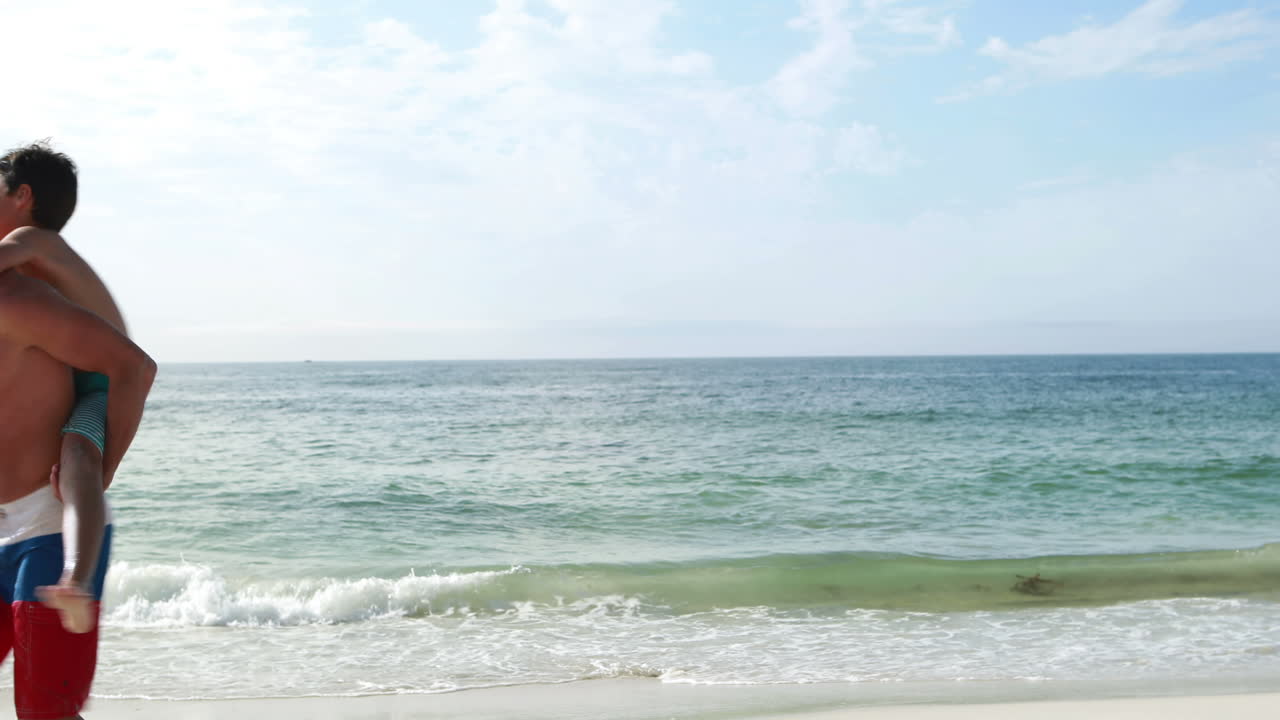 아버지는 아들을  ⁇ 어지고 있습니다.