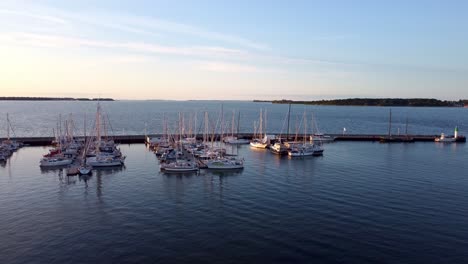 Segelboote,-Draufsicht-Im-Yachthafen,-Während-Des-Sonnenuntergangs-Am-Pier-Angedockt-08