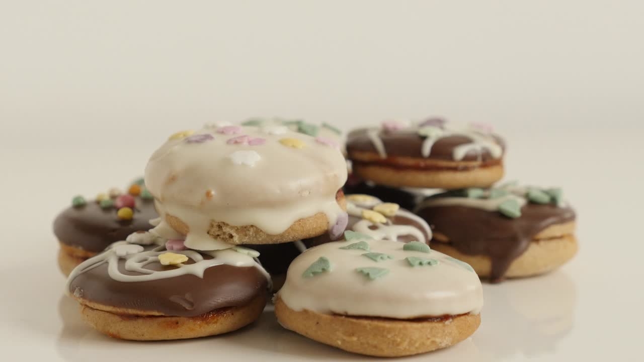teacakes de dof poco profundos rellenados con mermelada en una pila de video 4k