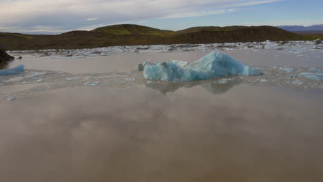 Luftaufnahme:-Flug-über-Eisblöcke-In-Der-Gletscherlagune-Des-Svinafellsjökull-Gletschers-In-Island