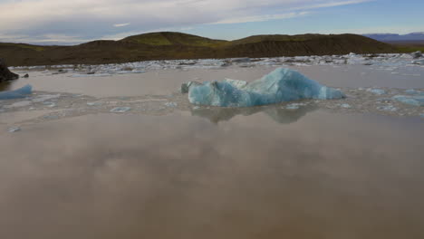 antena: volando sobre bloques de hielo en la laguna glaciar del glaciar svinafellsjokull en islandia