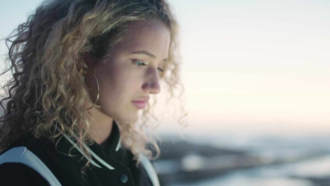 sonrisa, teléfono y redes sociales mujer en la playa