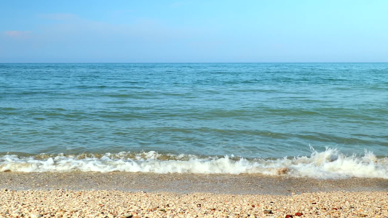 화창한 여름날 아드리아 해의 이탈리아 해변에 청록색 물 충돌의 파도, 정적 샷