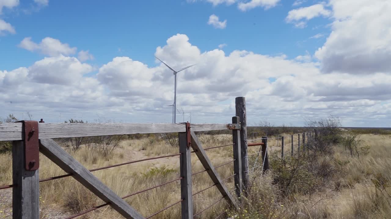 Vindmøller under en blå himmel i Patagonien, Argentina, vidvinkelbillede
