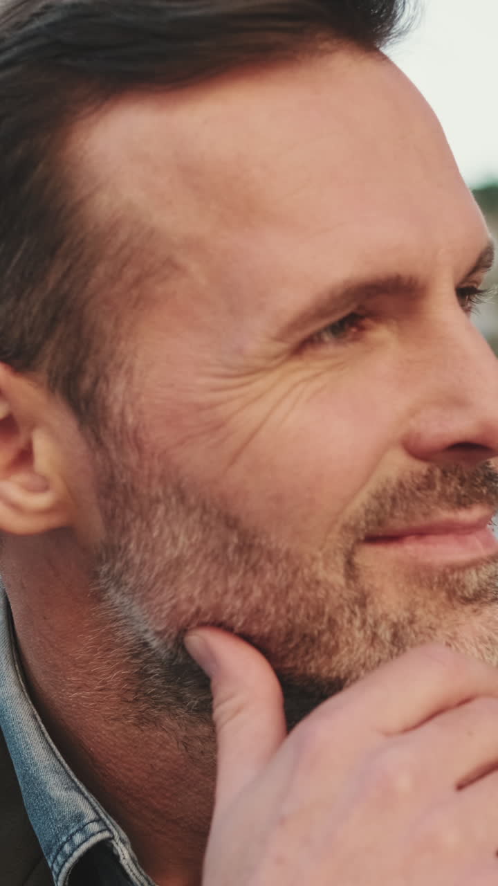 Ritratto da vicino di un uomo sorridente