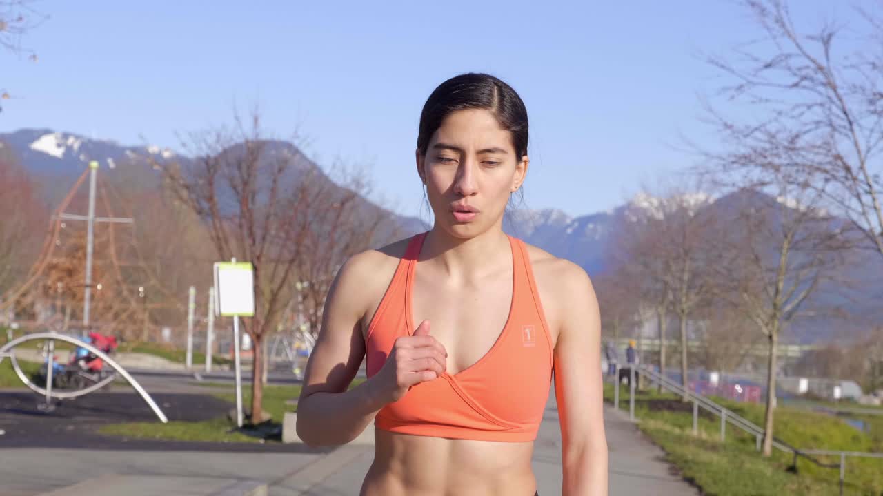 젊은 운동 여자 훈련 야외 무술 발로