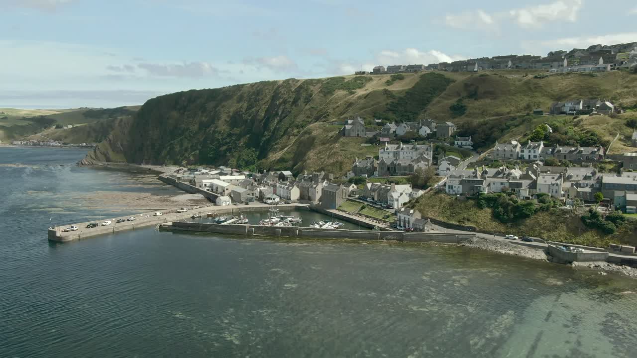 여름날 애버딘셔 해안선에 있는 가든스타운의 공중 전망