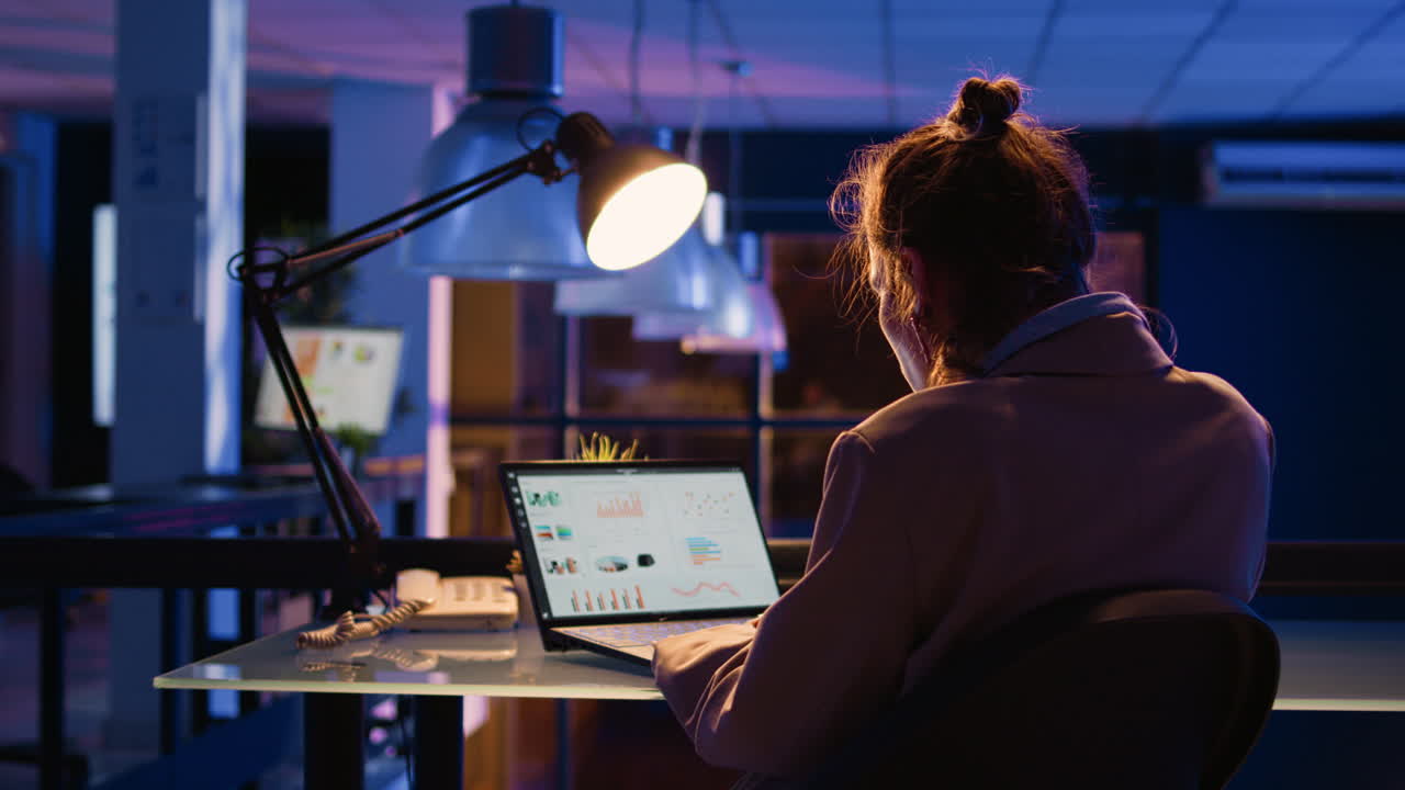 노트북에서 늦은 밤까지 일하는 여자