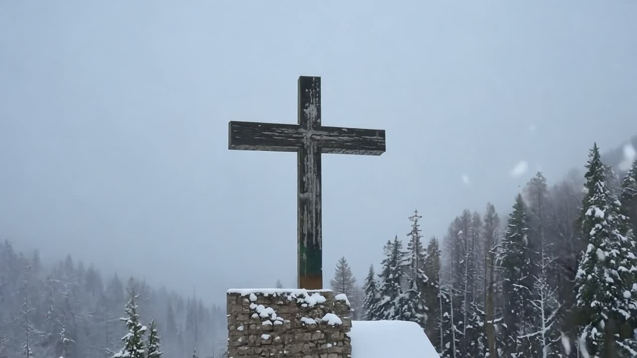 스노우는 뒷면에 눈으로 인 소나무와 함께 돌 교회 꼭대기에 나무 십자가에 떨어지고 있습니다.