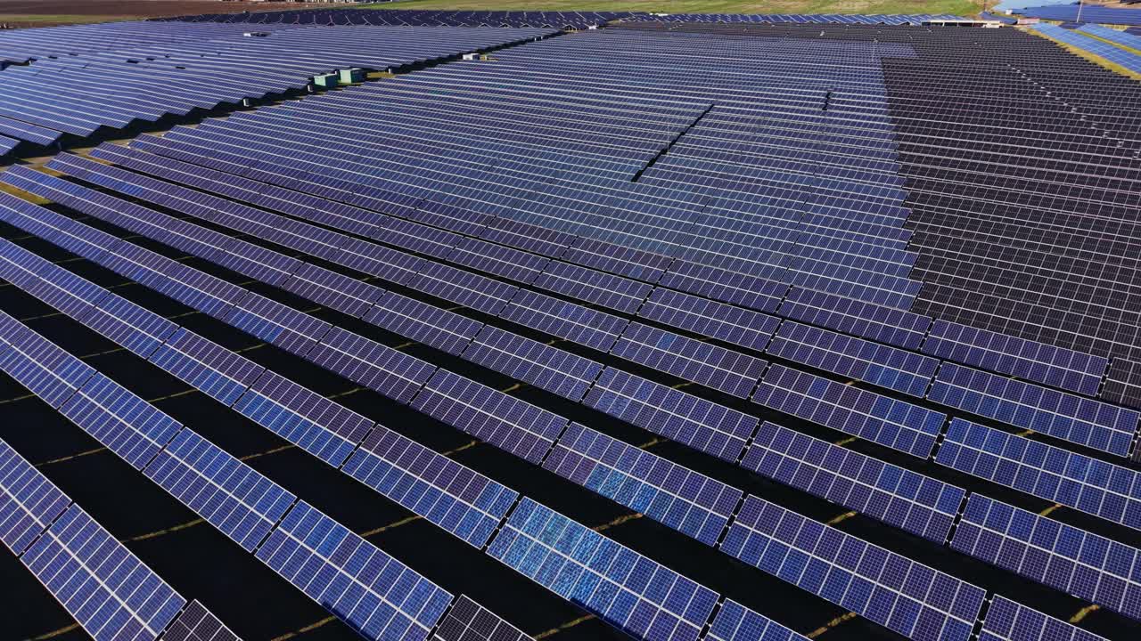 Vasto campo di pannelli solari in una posizione soleggiata con file di pannelli