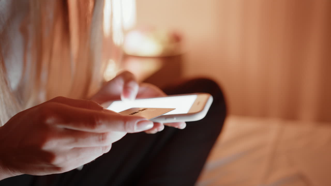 모바일 결제를 하는 여성