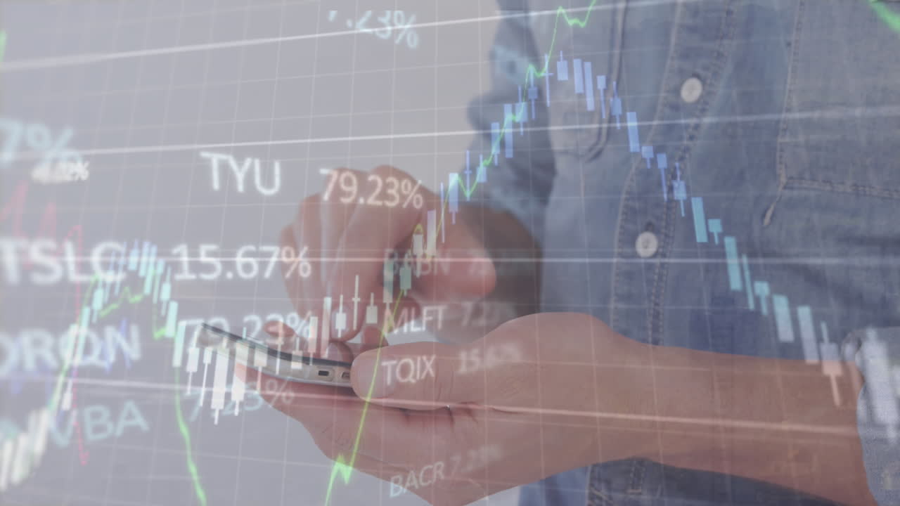 animación del procesamiento de datos financieros sobre un hombre caucásico que usa un teléfono inteligente