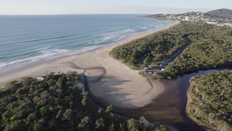 Stumers-Creek-Park-Y-Pintoresca-Playa-Coolum-En-Un-Día-Soleado-En-La-Costa-Del-Sol,-Queensland,-Australia