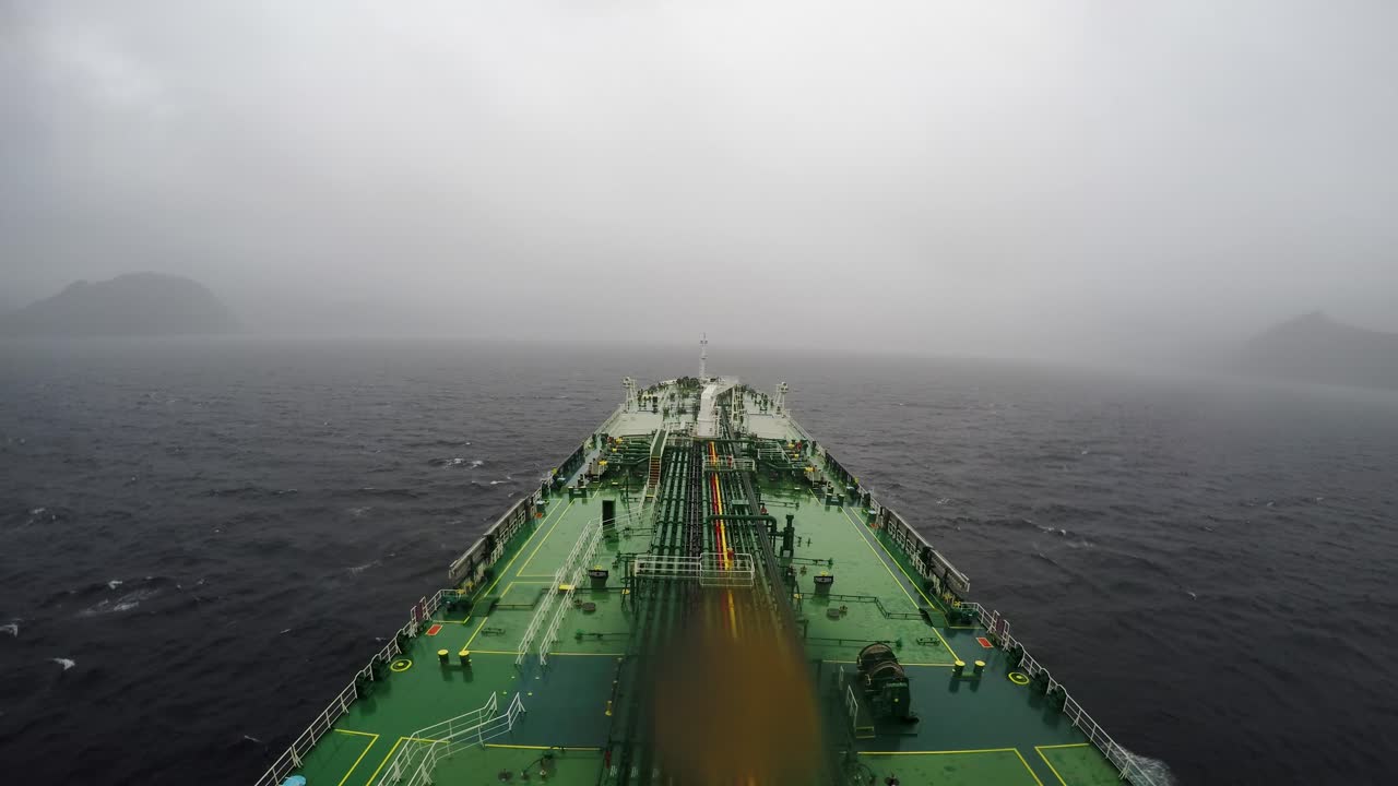 lapso de tiempo tránsito de petrolero cruzando el estrecho de magallanes punta arenas nevando