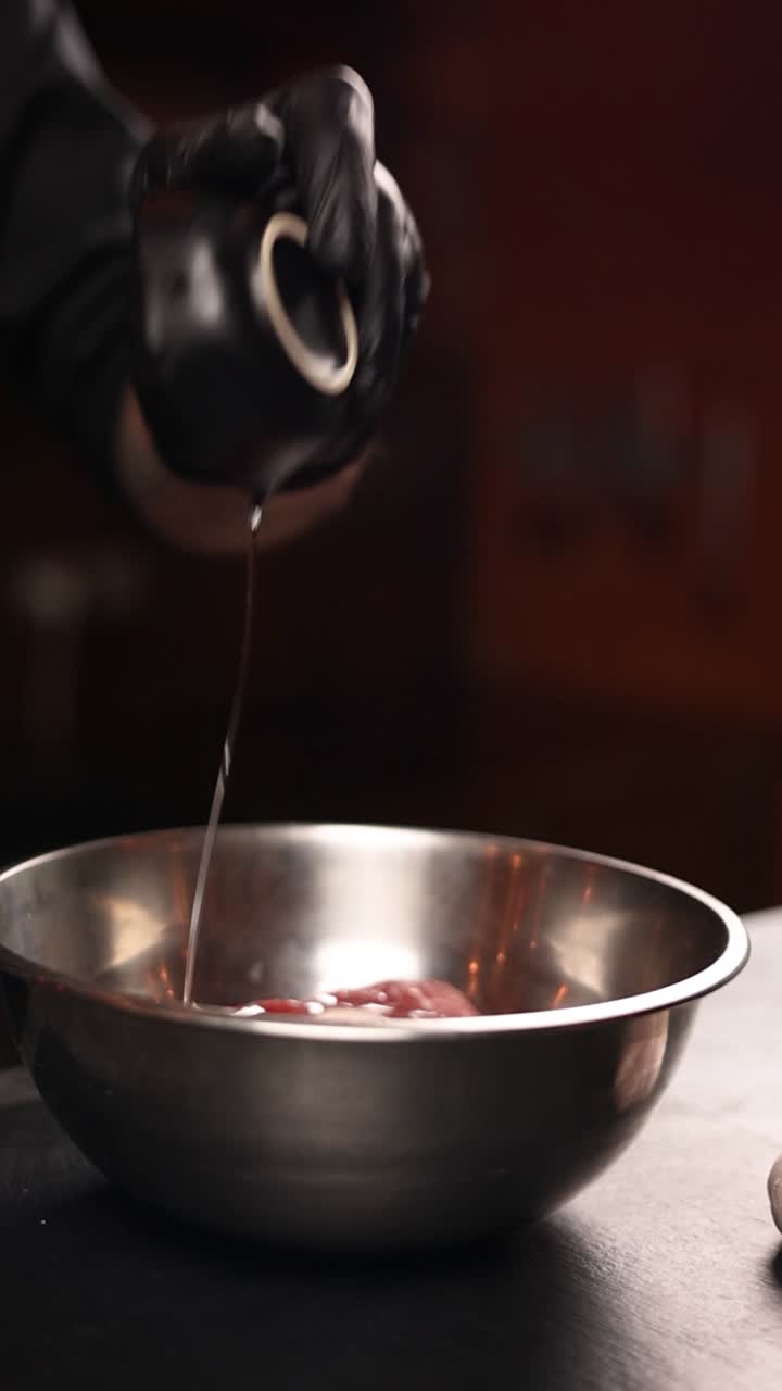 cocinero marinando la carne