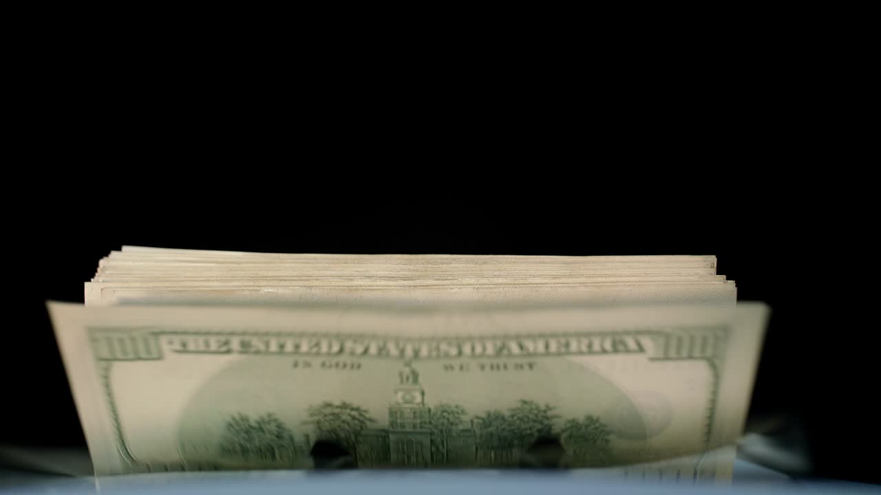 은행 금융 업무. 현금 계산 기계 달러 지폐를 계산