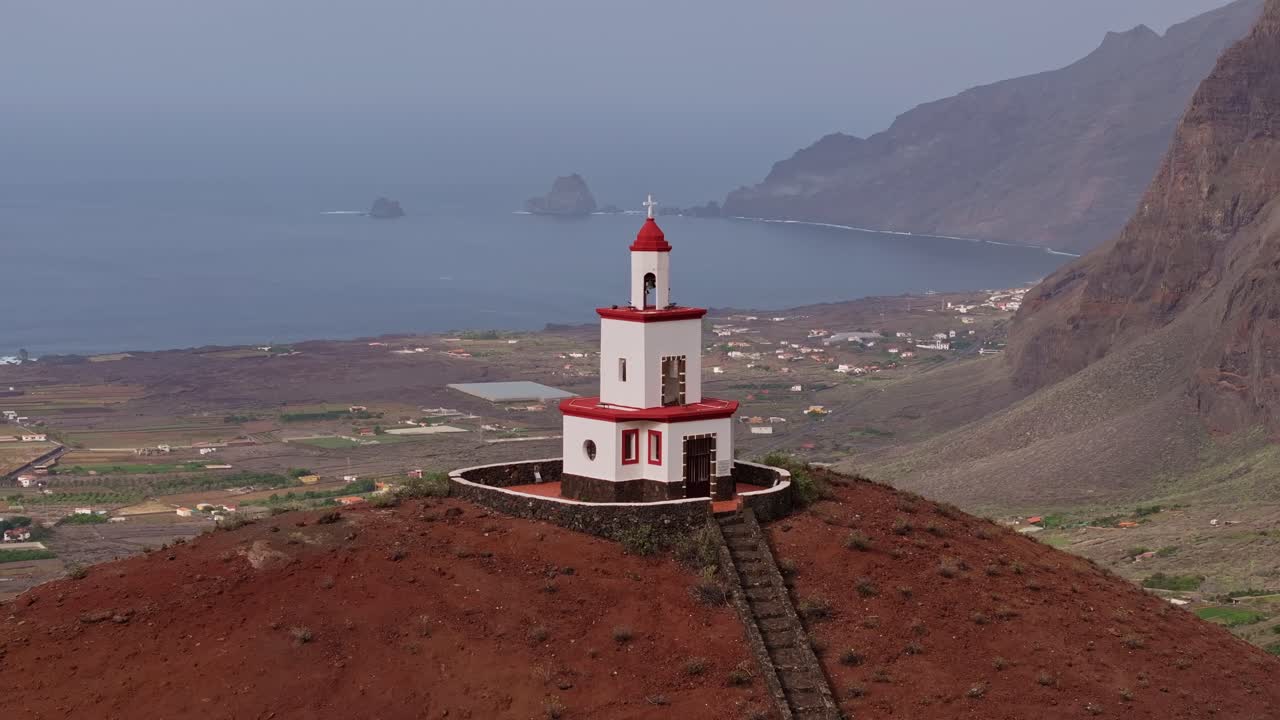 스페인 테네리페 주 파나리오 데 조아피라 (campanario de joapira) 에서 바다를 볼 수 있는 느린 동작의 돌리 (dolly)