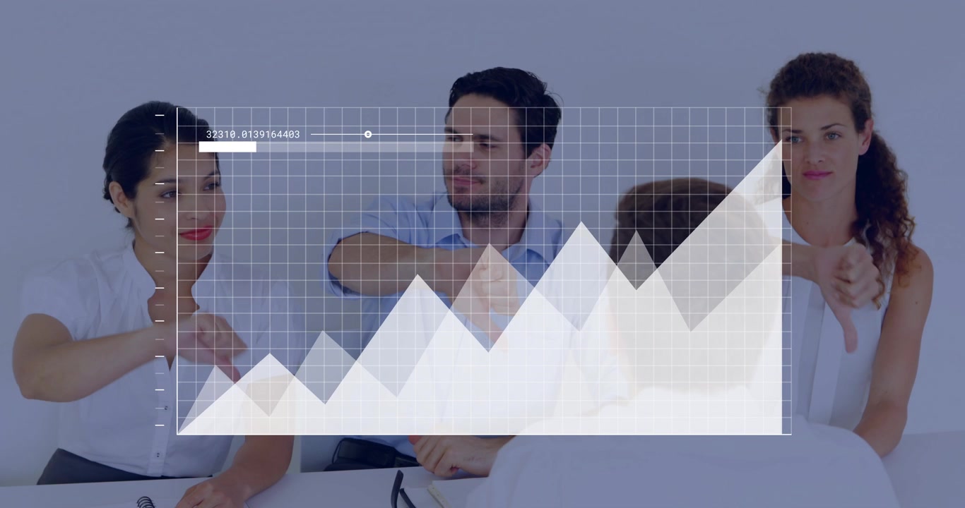 Un panel reacciona mientras el presentador inicia una animación de gráfico de cuadrícula, impulsando la discusión de datos empresariales.