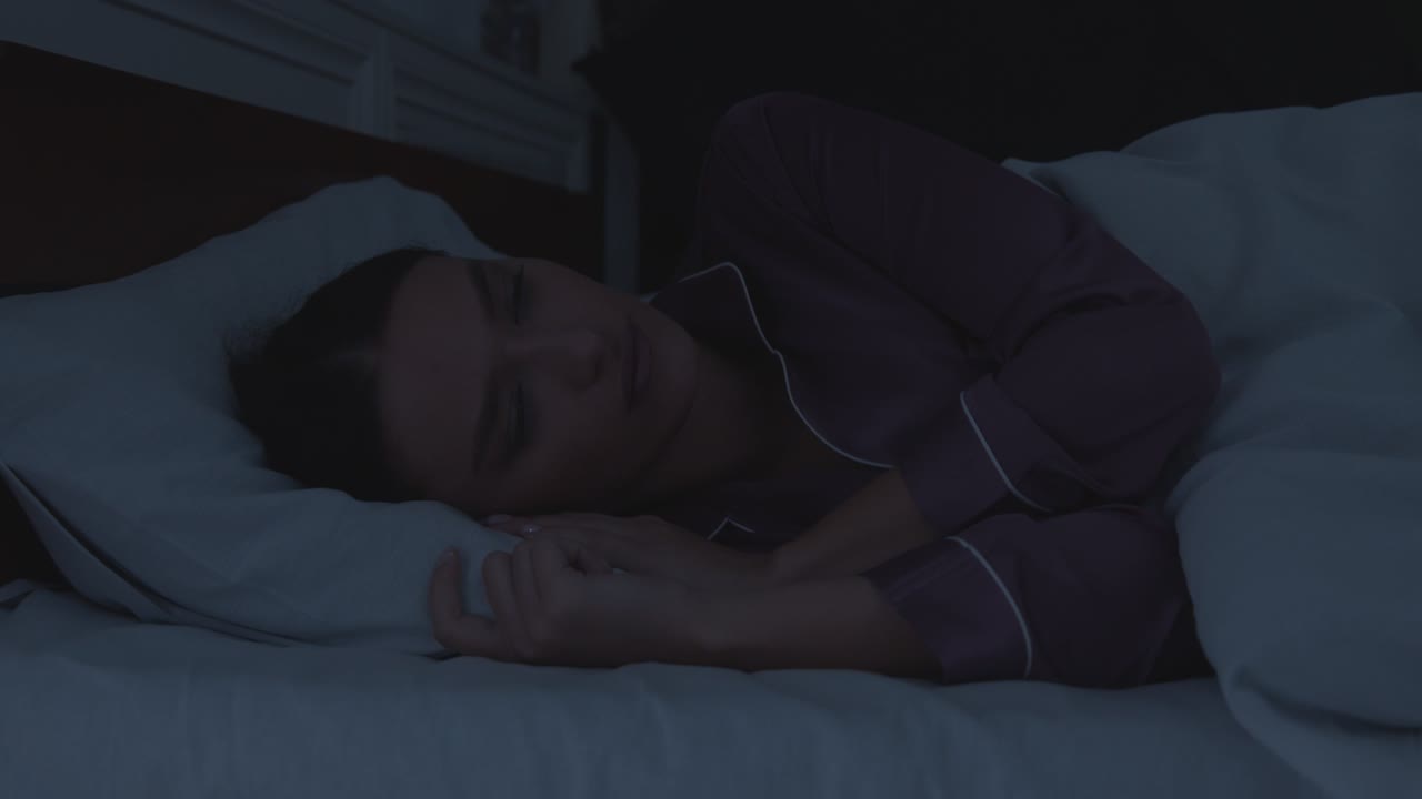 mujer durmiendo en la cama