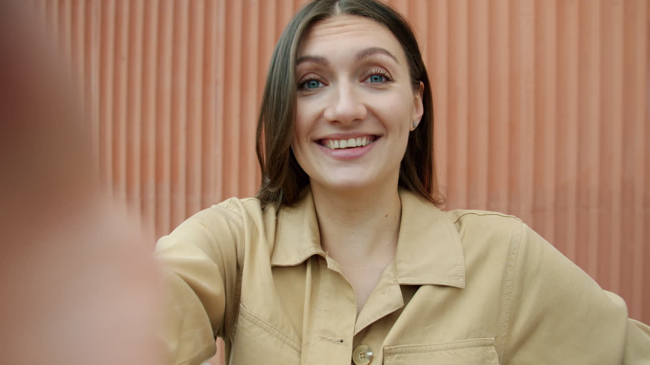 Donna che scatta un selfie all'aperto