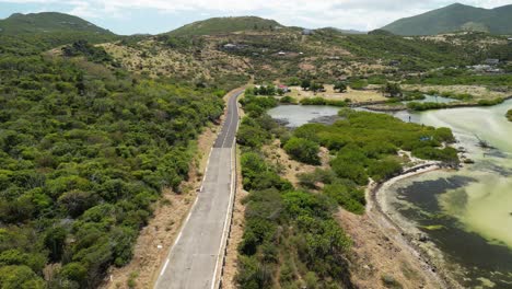 drone a voar sobre a estrada costeira