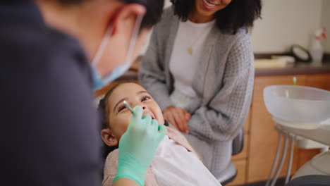 Una-Joven-Linda-En-El-Dentista-Sacando-Sus-Dientes