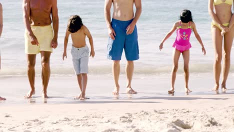 familia linda de pie en la playa
