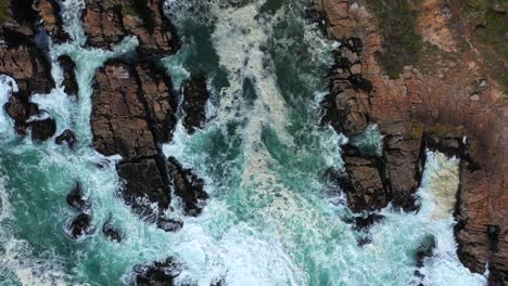 Orilla-De-Rocas-Y-Grandes-Olas