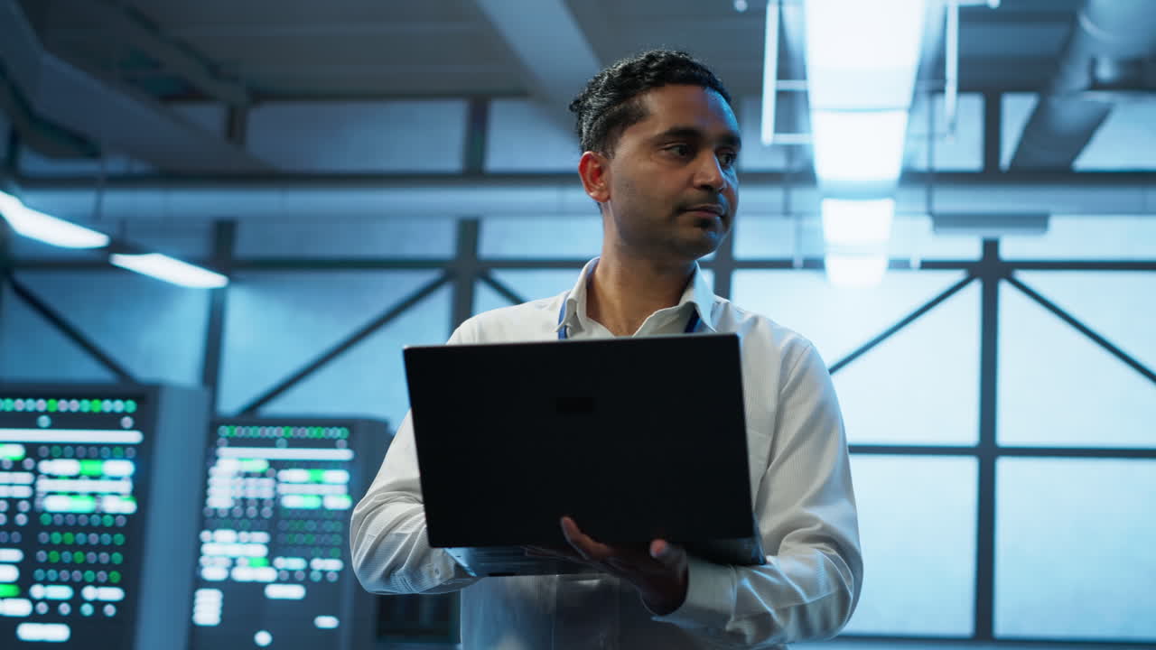 administrador del sistema en el centro de datos que gestiona los servidores