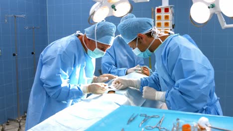 cirujanos que realizan una operación en la sala de operaciones