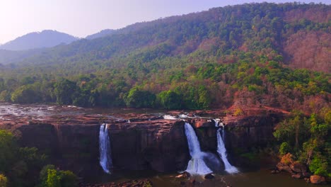athirapally es la tierra de los ríos y los bosques y las grandes cascadas
