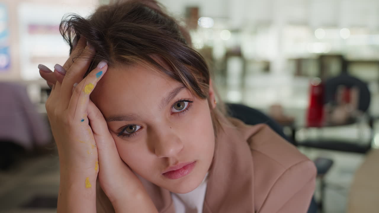 mujer artista dibujando, artista con los dedos manchados de pintura, retrato de mujer pensativa con herramientas creativas, mujer creativa con los dedos manchados de pintura contemplando conceptos artísticos