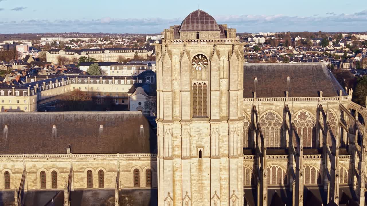Torre campanaria e orologio della Cattedrale di Saint-Julien durante un caldo tramonto a Le Mans, Francia. Vista aerea con drone