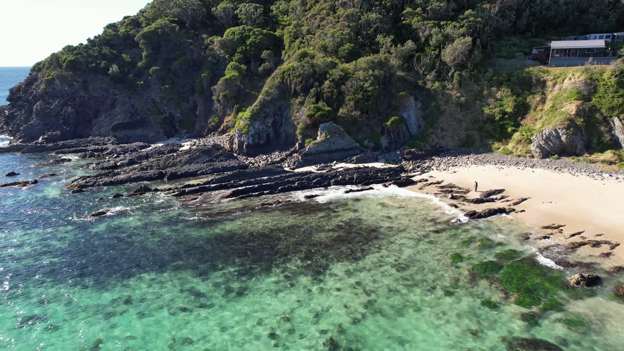 보트 해변 - 봉인 바위 - 중부 북쪽 해안 - 뉴 사우스 웨일스 - nsw - 오스트레일리아 - pull away reveal - aerial shot