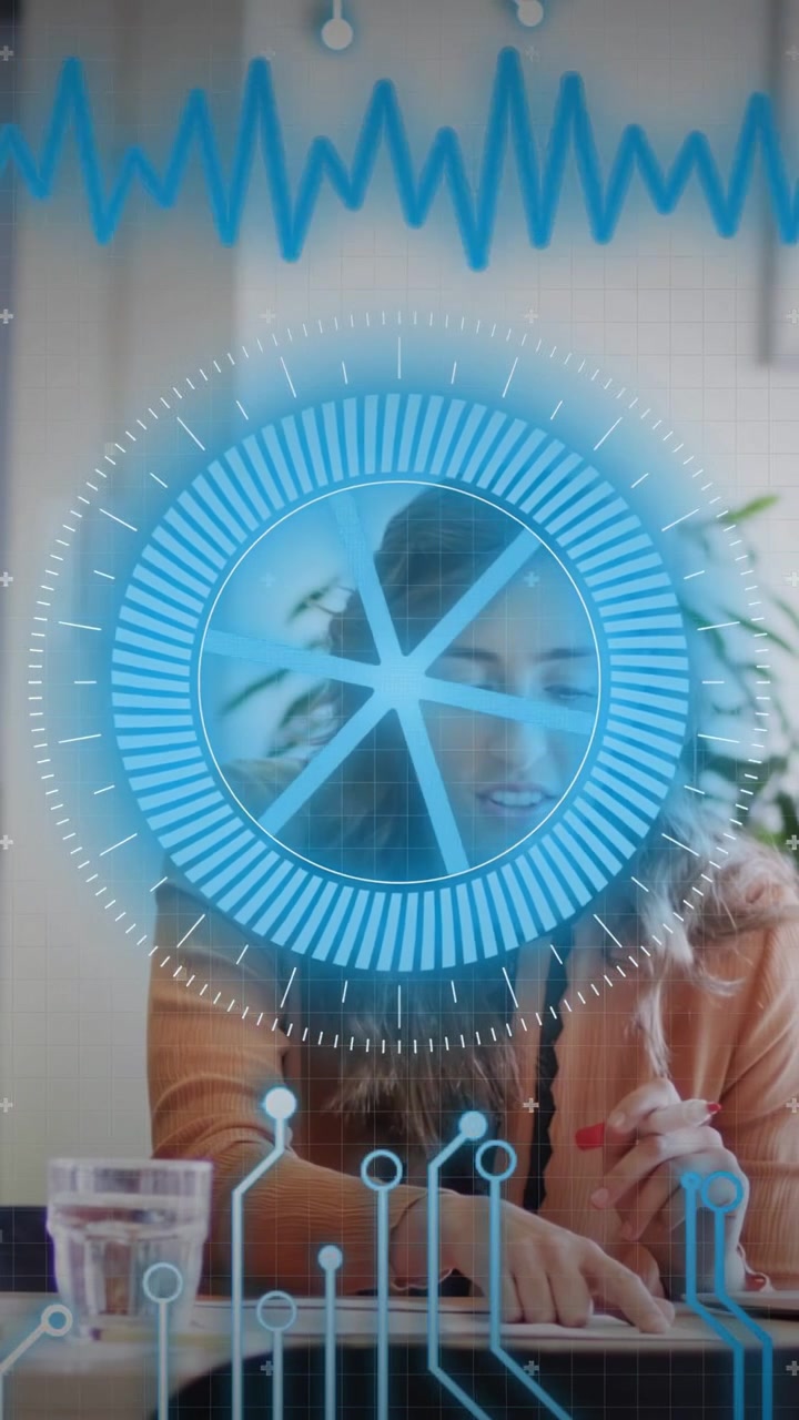 Video verticale: Donna che tocca con uno stilo, HUD AR che scansiona un'onda radar sul viso, uomo che si unisce a una recensione tecnologica.