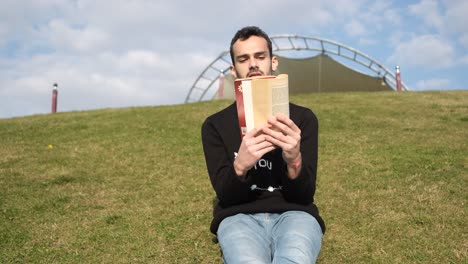 hombre leyendo afuera