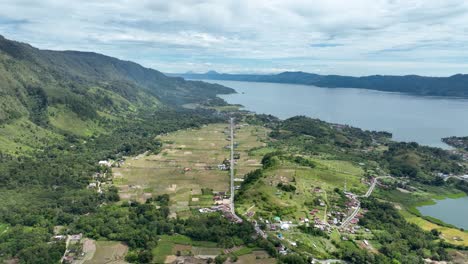 Stunning-views-of-the-surrounding-lake-and-mountains,-traditional-Batak-houses