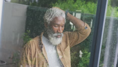 video de un triste hombre mayor afroamericano mirando por la ventana