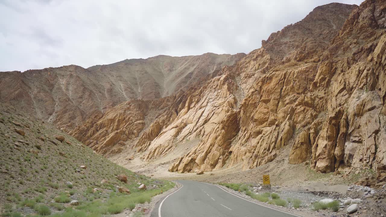 히말라야 산맥 을 가로질러 가는 도로 한레 라다크 의 황량 한 추운 사막 의 풍경 인도