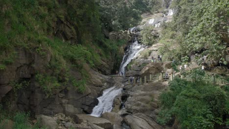 turistas irreconocibles disfrutando de las hermosas cataratas de ravana, sri lanka