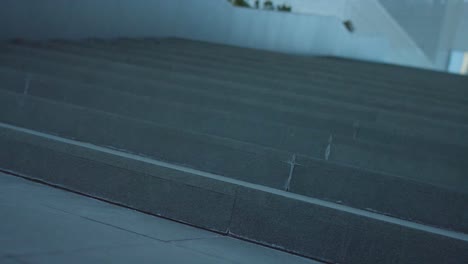 person, die die treppe hinaufläuft