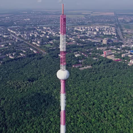 vista aérea de la torre de televisión más alta del paisaje urbano