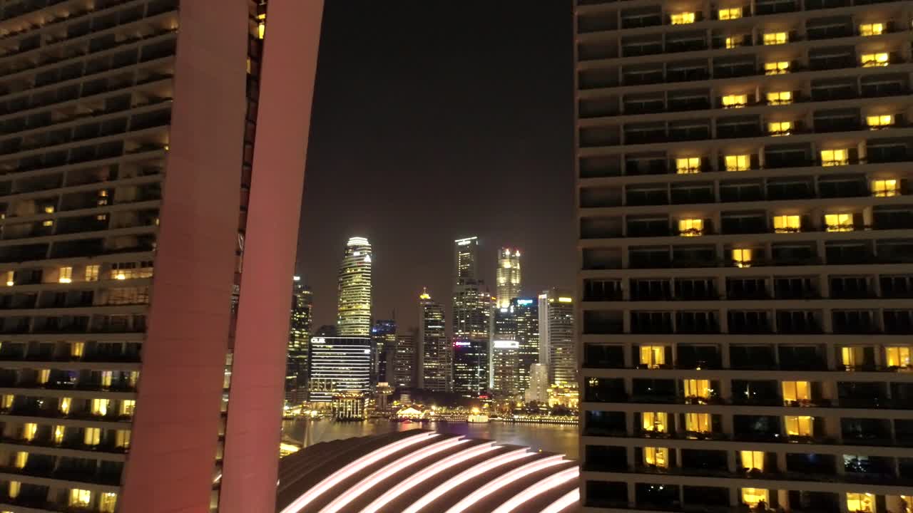 el horizonte de singapur por la noche desde un hotel de gran altura