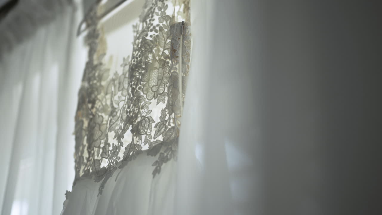 Elegante vestido de novia blanco con intrincados detalles de encaje colgado