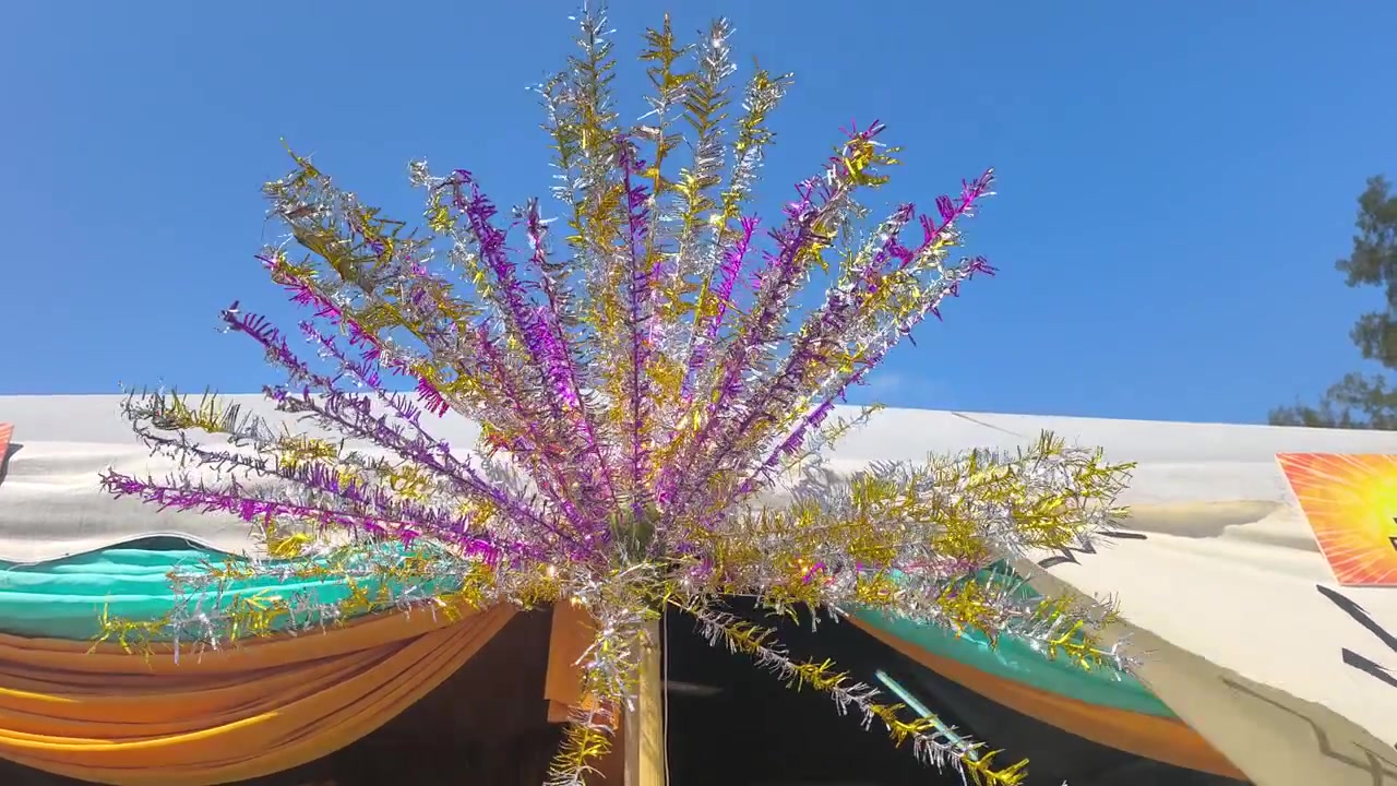 Pali colorati di bunga manggar ondeggiano splendidamente. Questo tradizionale ornamento culturale malese è ampiamente utilizzato nelle processioni nuziali. Aggiunge un'atmosfera festosa e vivace alla celebrazione
