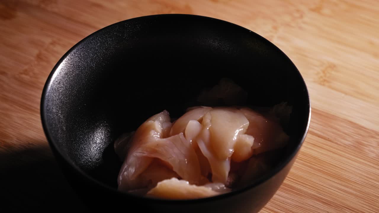 preparare il petto di pollo crudo per il piatto di noodle e verdure giapponesi