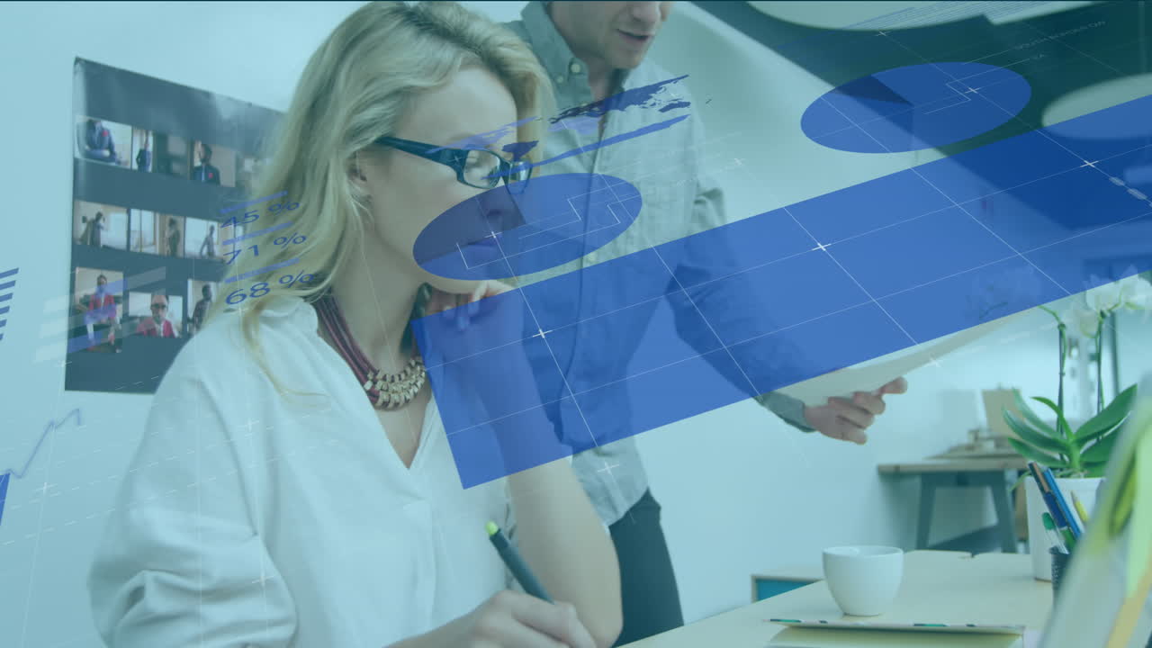 animación de procesamiento de datos sobre hombre de negocios caucásico y mujer de negocios