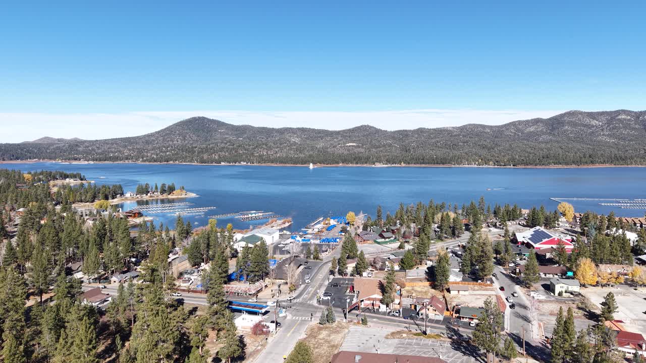 Vista aerea della community di Mountain Lake, lenta panoramica da destra a sinistra