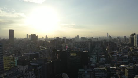 Drohne,-Die-Sich-Bei-Sonnenuntergang-Von-Der-Stadt-Taipeh-Vorwärts-Bewegt